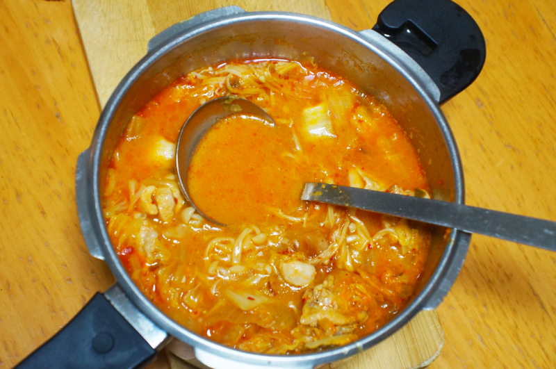 土鍋が無くて、仕方なく片手鍋でキムチ鍋