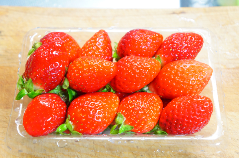 クリスマスケーキ用のいちごが800円、高い!!