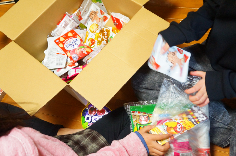 段ボールいっぱいのお菓子