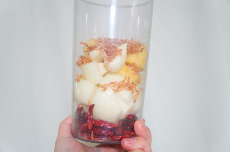 自家製キムチ麹の材料、唐辛子、にんにく、おきあみ、りんご