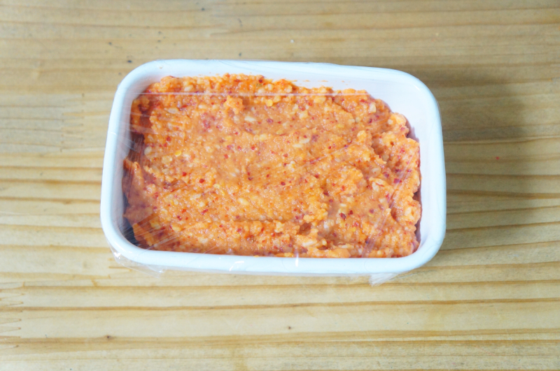 自家製キムチ麹の材料、唐辛子、にんにく、おきあみ、りんご