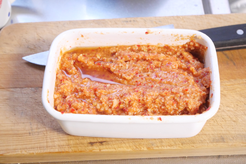 自家製国産素材キムチ麹の材料、唐辛子、にんにく、おきあみ、りんご