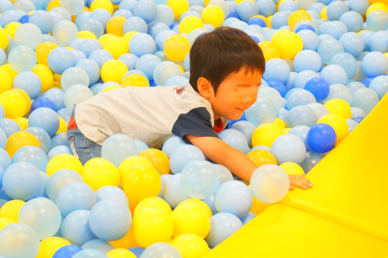 キドキドは、雨の日も家族でお出かけできる子供の室内遊び場 ボーネルンド キドキド
