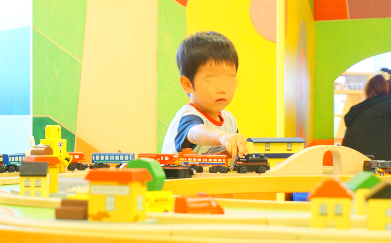 キドキドは、雨の日も家族でお出かけできる子供の室内遊び場 ボーネルンド キドキド