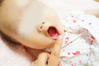 次女0歳4ヵ月　歯が出てきた！