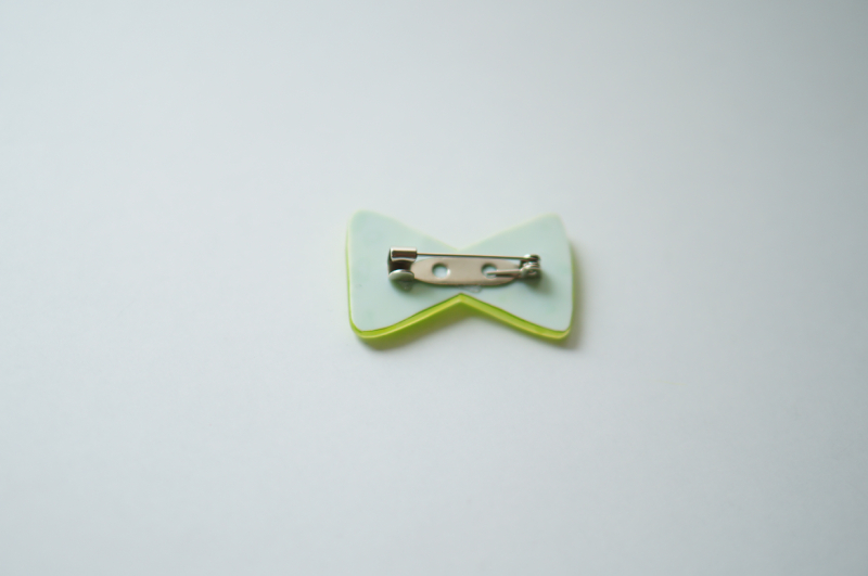 プラバンブローチ　裏側