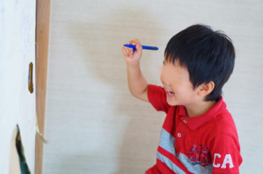襖をキャンバスと間違えちゃうの幼児あるあるか