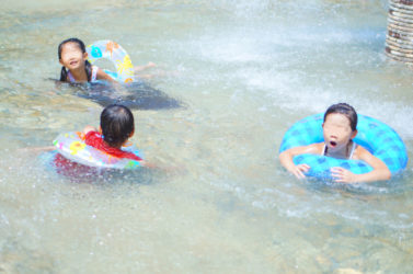 日暮里南公園じゃぶじゃぶ池、噴水が楽しい