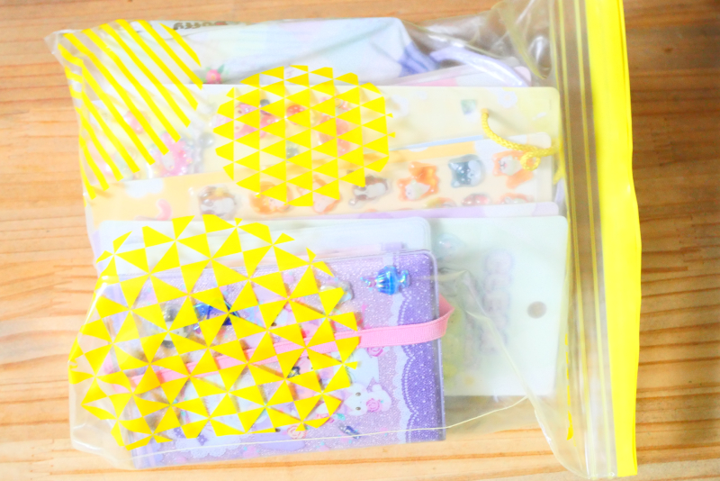 2026シールブーム、シールを砂から守るためにジップロックへ入れましょう