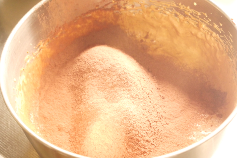 喜ばれるガトーショコラのレシピ 純ココアと薄力粉をふるう