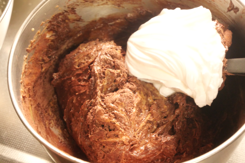 喜ばれるガトーショコラのレシピ 純ココアと薄力粉をふるう