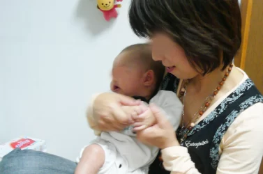 母が孫の顔を見に来た